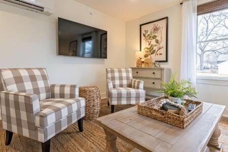 Downtown Luxury Farmhouse Apartment #4 West Dundee Eksteriør bilde