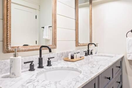 Downtown Luxury Farmhouse Apartment #4 West Dundee Eksteriør bilde