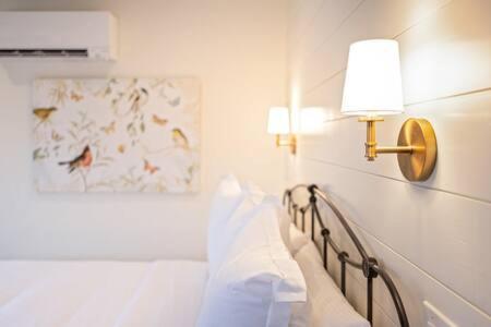 Downtown Luxury Farmhouse Apartment #4 West Dundee Eksteriør bilde
