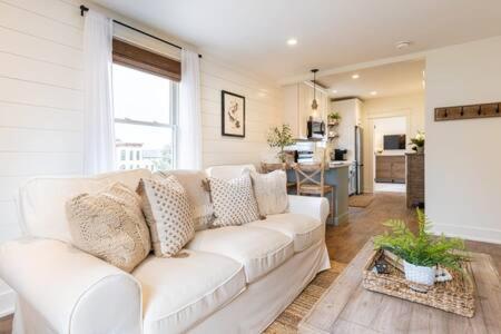 Downtown Luxury Farmhouse Apartment #4 West Dundee Eksteriør bilde
