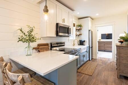 Downtown Luxury Farmhouse Apartment #4 West Dundee Eksteriør bilde