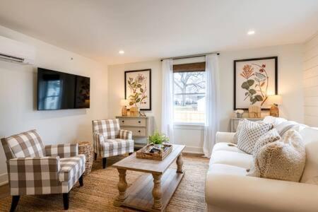 Downtown Luxury Farmhouse Apartment #4 West Dundee Eksteriør bilde