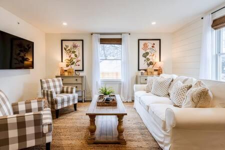 Downtown Luxury Farmhouse Apartment #4 West Dundee Eksteriør bilde